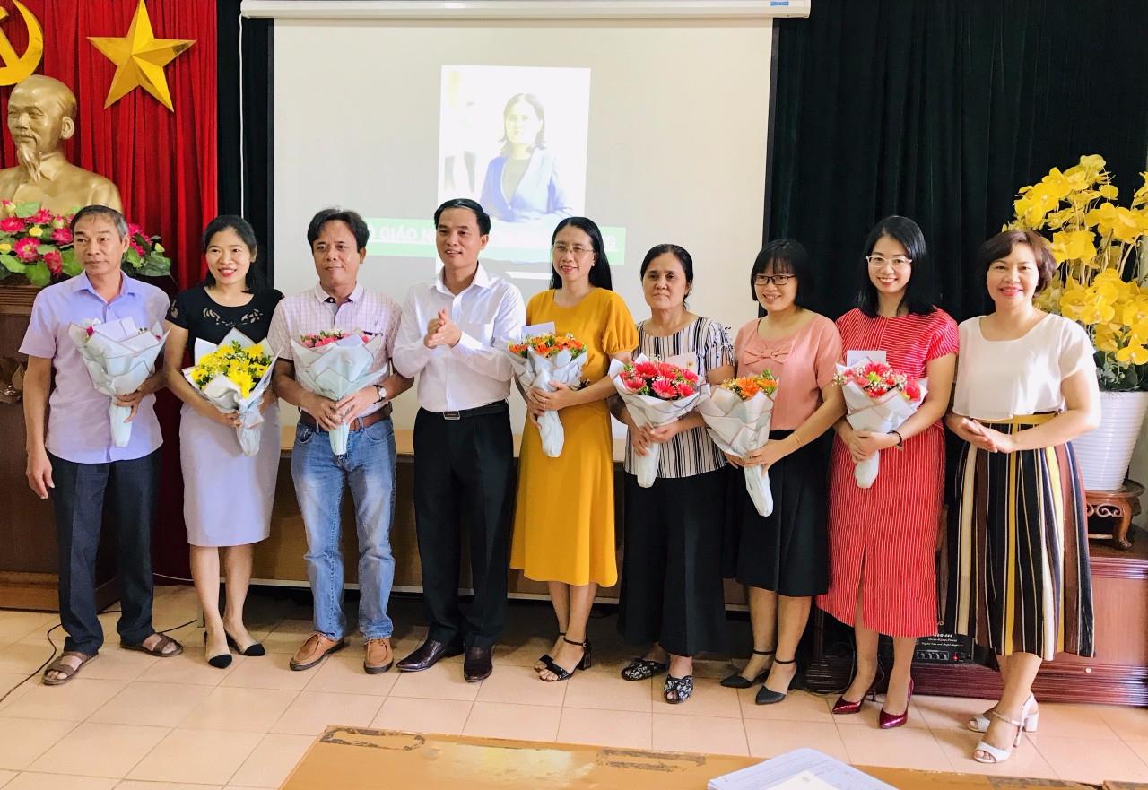 Thầy giáo Trịnh Ngọc Tùng – Bí thư Đảng bộ - Hiệu trưởng nhà trường tặng hoa